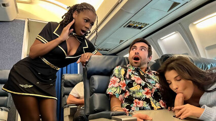 Парень трахает жену и чернокожую стюардессу прямо в самолете