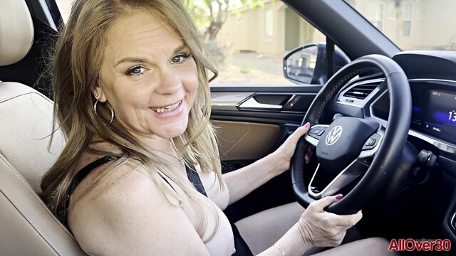 Зрелая сучка засветила голую письку в машине