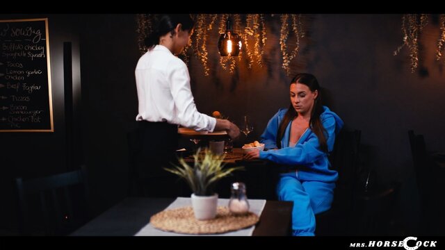 Официантка сквиртит от траха в жопу и изменяет жене