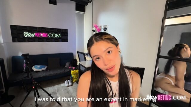 Стройная красотка нежно сосет до спермы на языке