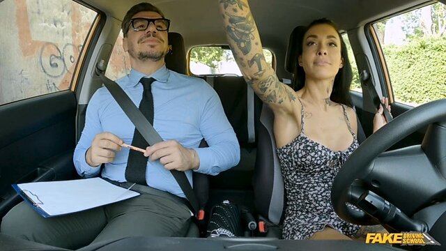 Худая студентка получила в рот сперму учителя по вождению