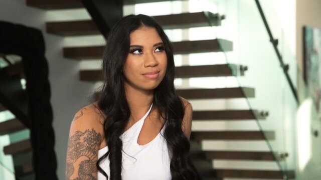 Красивая брюнетка дрочит хер ногами и трахает друга