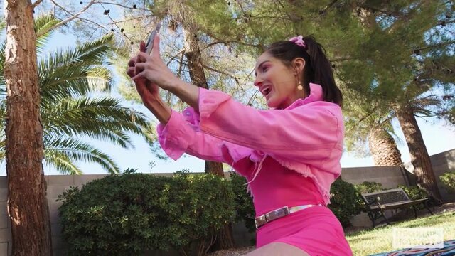 Молодая давалка хочет хер в жопу вместо прогулки