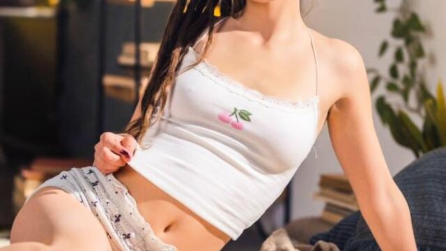 Мужик подглядел за мастурбацией соседки и вдул ей