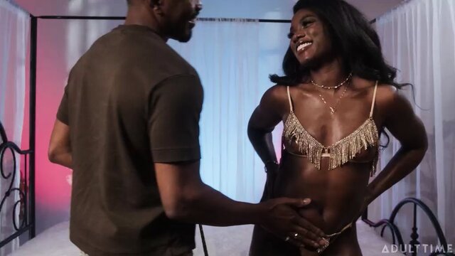 Негритянка прыгает на черном члене горячего мужа