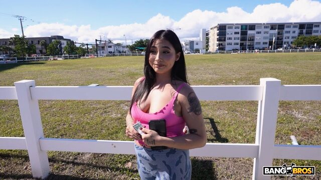 Сучка берет деньги и трахается с незнакомцем в машине